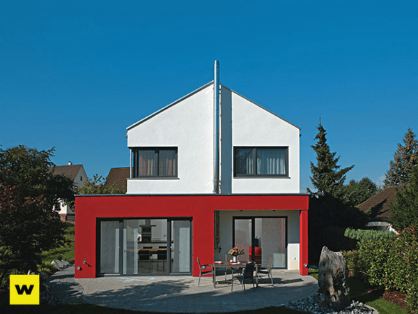 Modernes Einfamilienhaus mit Flachdach, roter Fassade und großzügigen Fensterfronten.